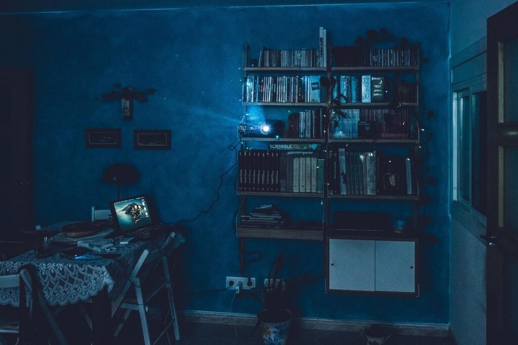 Projetor barato vale a pena para assistir filmes?