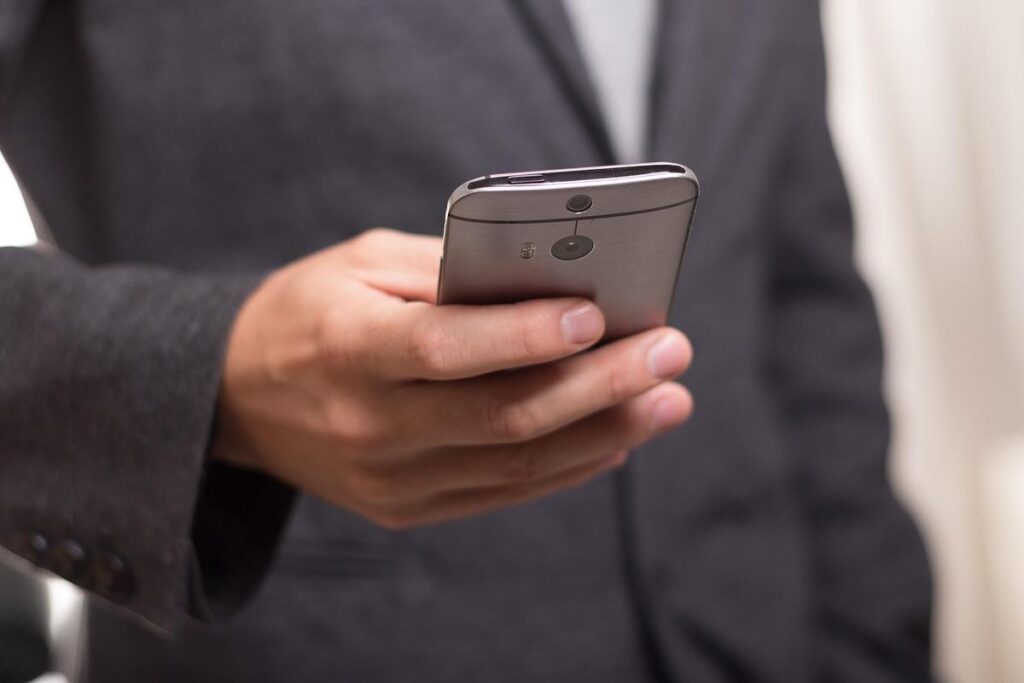 Como personalizar perfis e conversas com recursos simples no celular